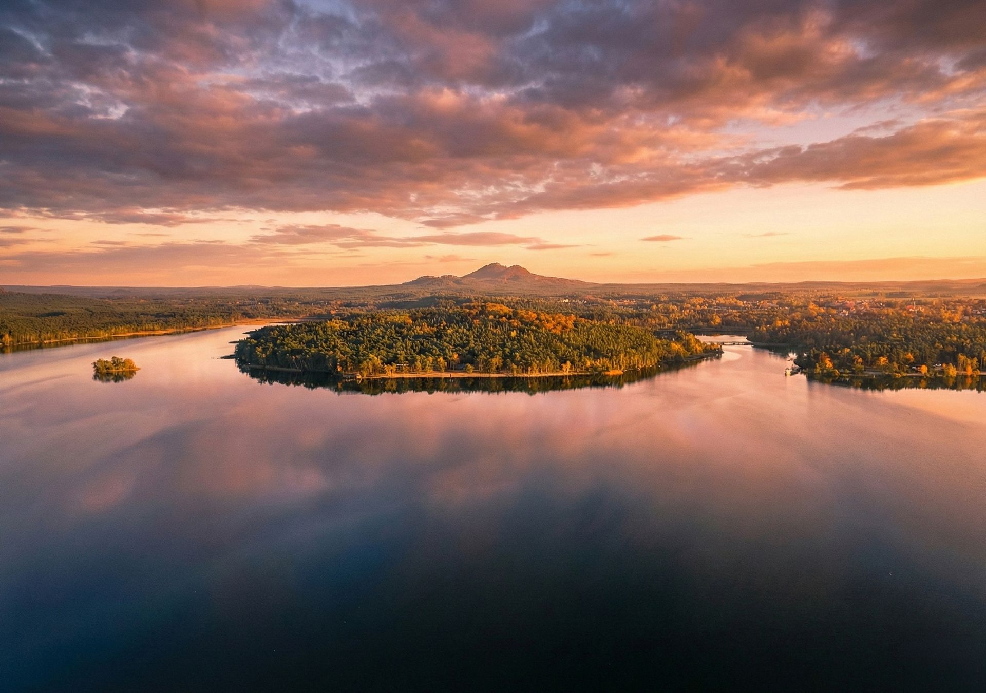 Letecký pohled na Máchovo jezero při západu slunce — okolí chatek Selská Rokle